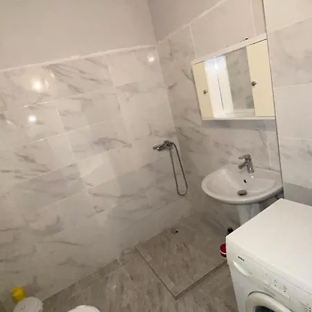Ami's Sarandë